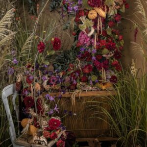 Una decoración floral en tonos fucsias y burdeos