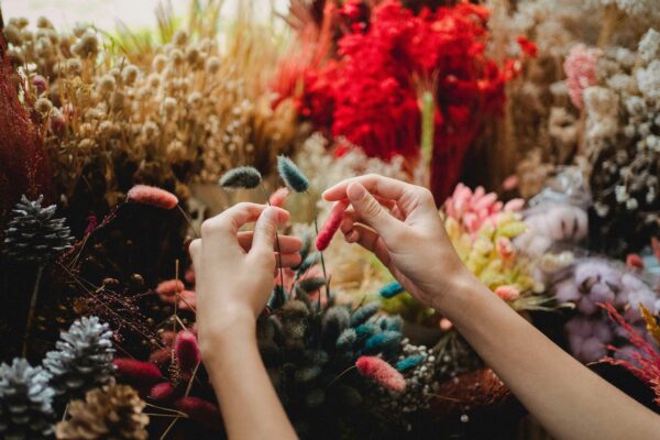 Manos tocando flores