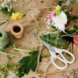 Una mesa con herramientas de floristería