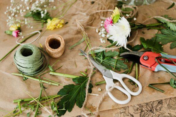 Una mesa con herramientas de floristería